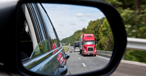 Prevent deadly truck accidents by practicing defensive driving - A few expert tips